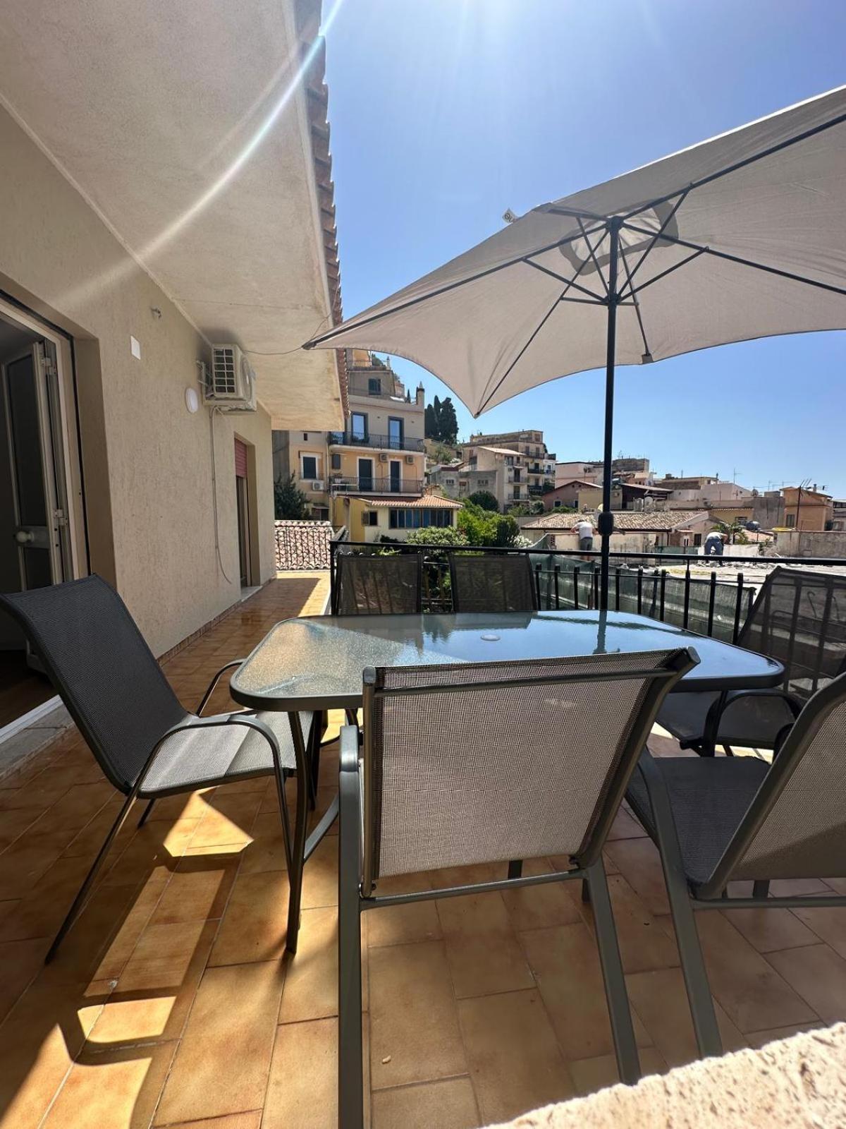 We Home Taormina Center With Parking Exterior photo